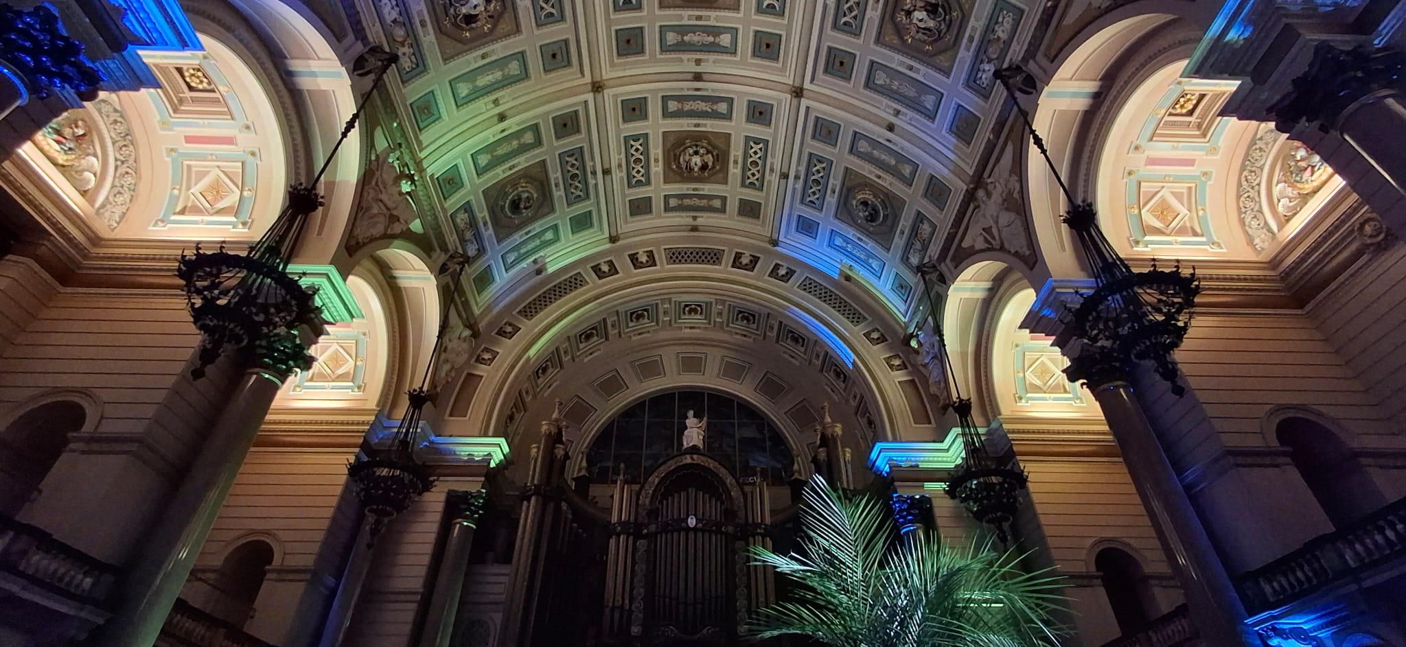 Vista interior do St. George's Hall em Liverpool.
